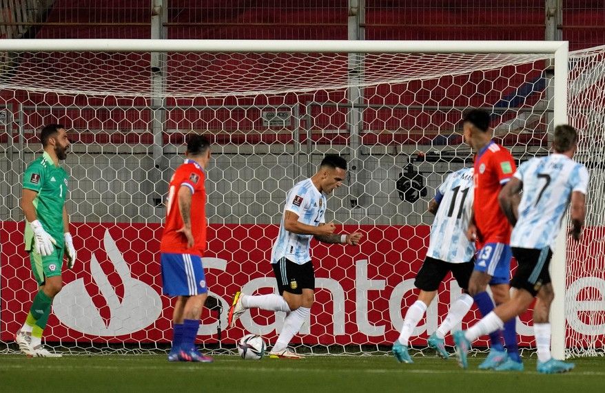 Claudio Bravo lamenta el gol de Lautaro Martínez.