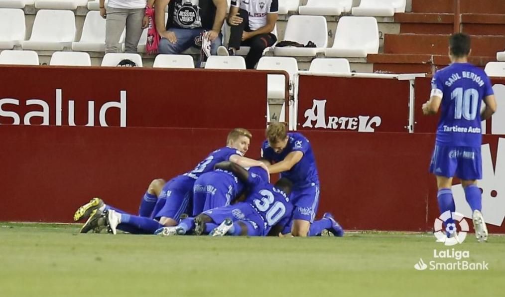  Los jugadores del Oviedo celebrando el gol de Borja.