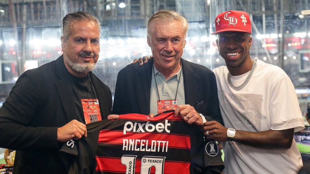Carlo Ancelotti y Vinicius Jr con la camiseta de Flamengo