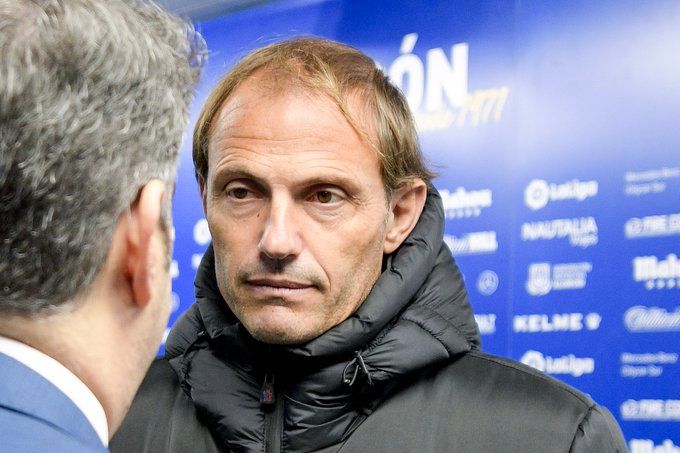  Arnau, en su primero partido como director deportivo del Real Oviedo.