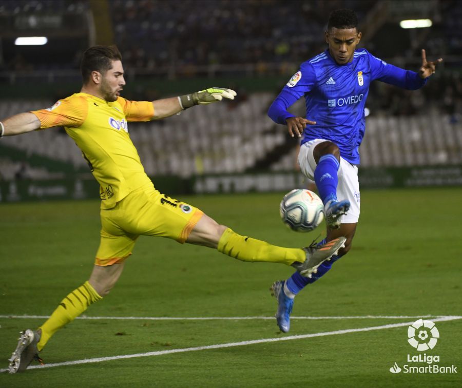  Bárcenas pelea con Luca por un balón aéreo.