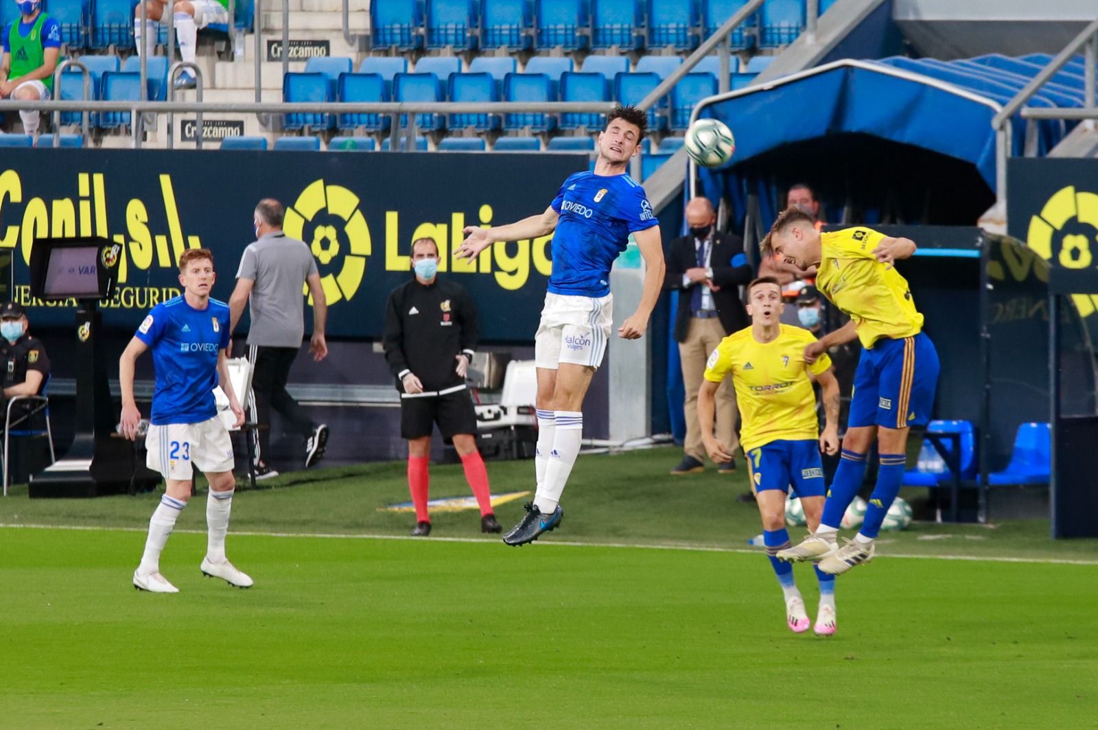  Un lance del Cádiz-Real Oviedo.