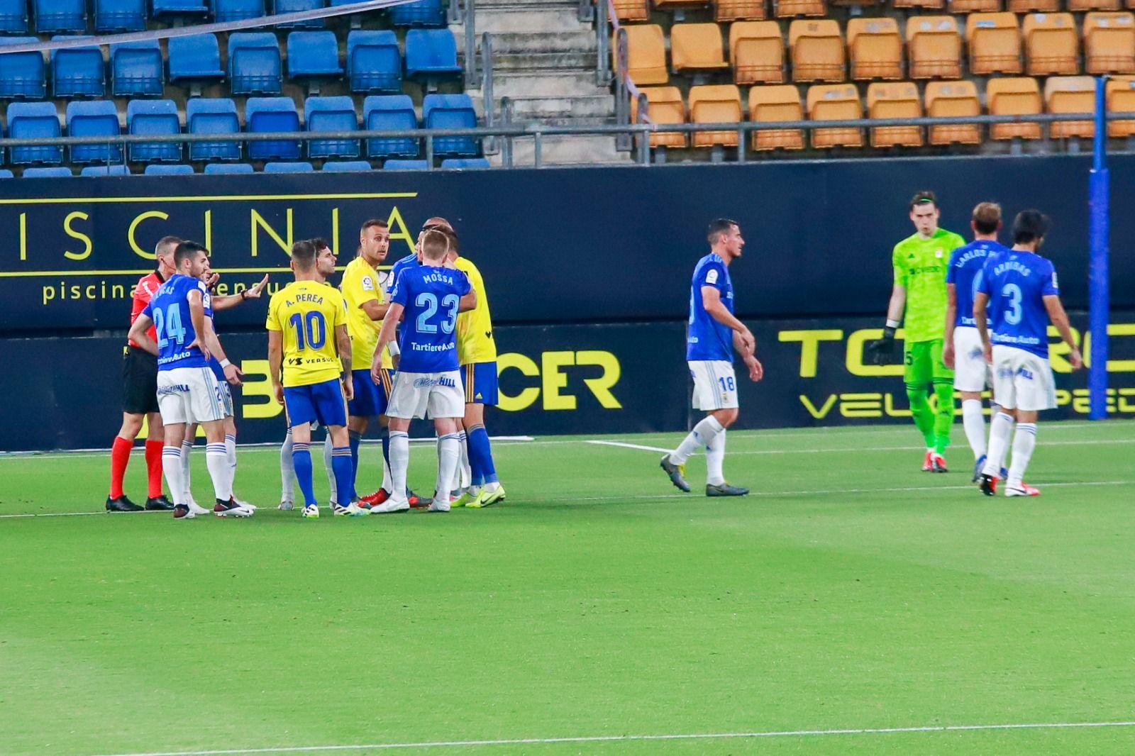  Los jugadores del Cádiz y el Real Oviedo protestan el penalti pitado durante el encuentro (Foto: C