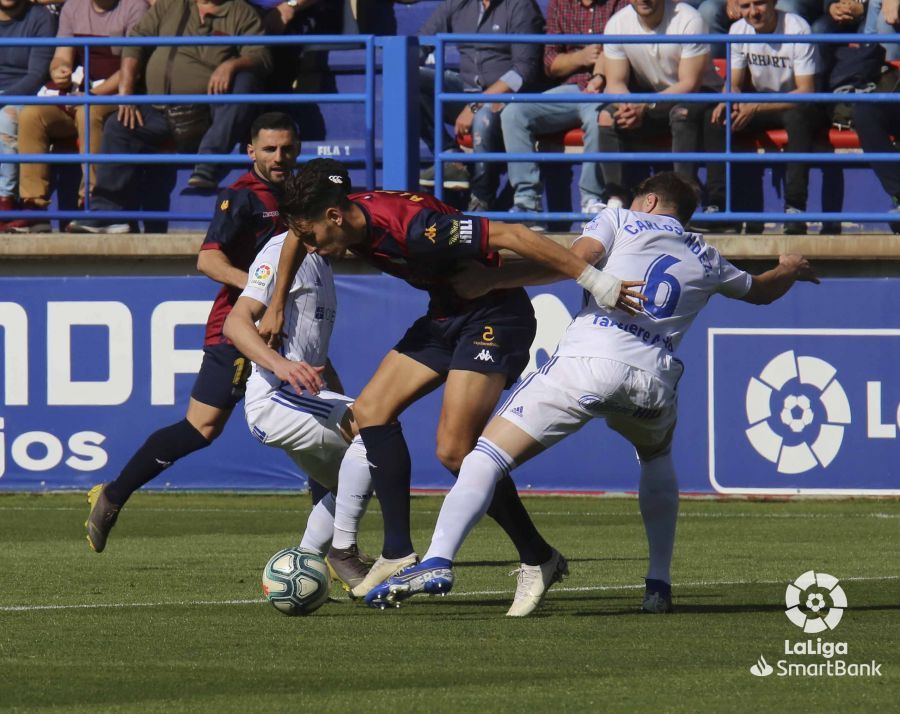  Carlos Hernández presiona a Álex Alegría durante el Extremadura-Oviedo.