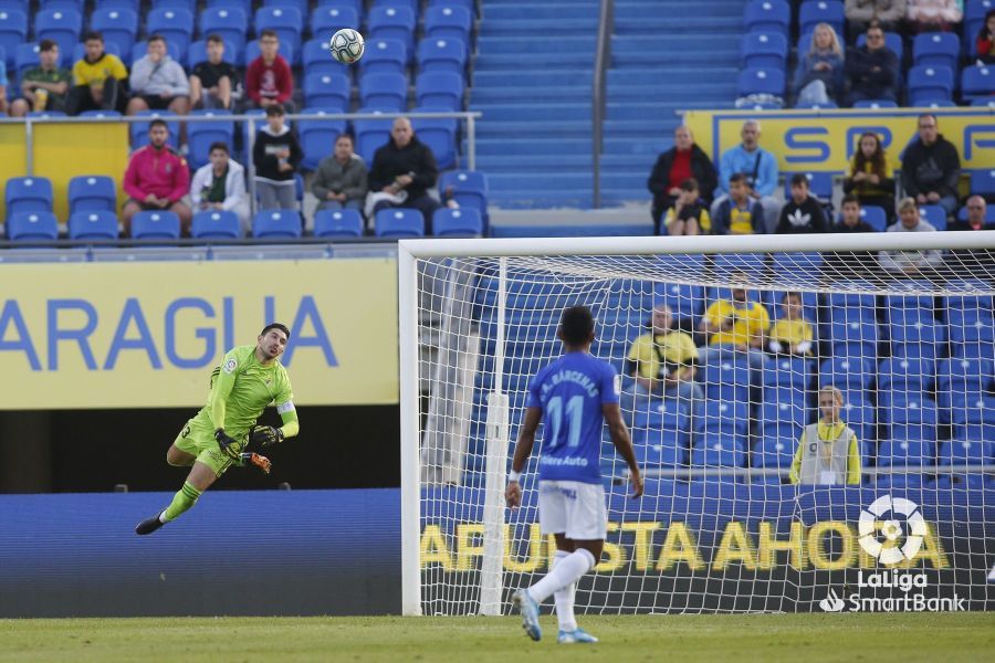  Champagne no puede parar el gol de Narváez, que supuso el primer gol de Las Palmas.