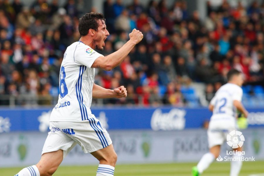  Christian Fernández celebra su gol en el Huesca-Real Oviedo.