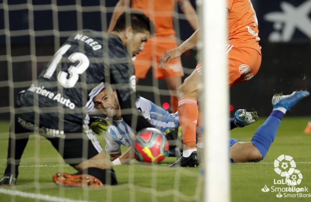  Nereo atrapa el balón en el Málaga - Oviedo.