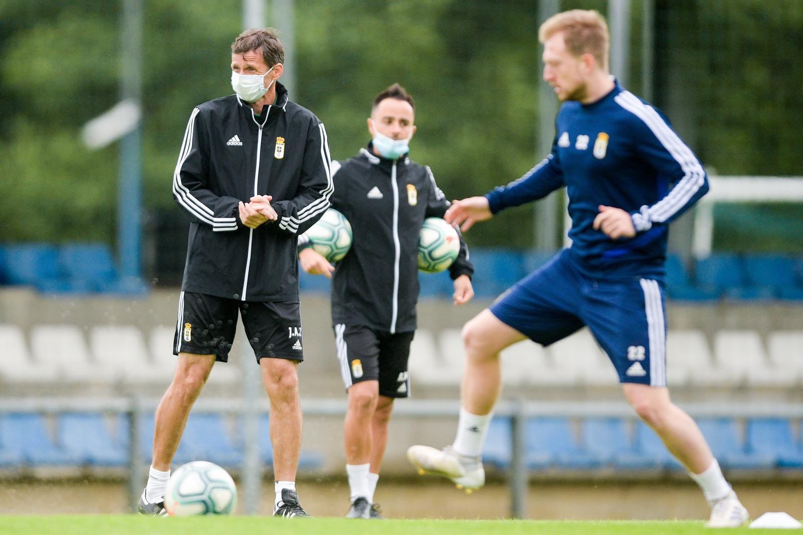  Cuco Ziganda, durante el entrenamiento del Real Oviedo.