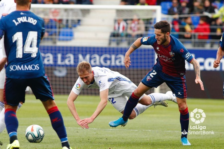  Edu Cortina cae al césped durante un lance del Huesca-Real Oviedo.