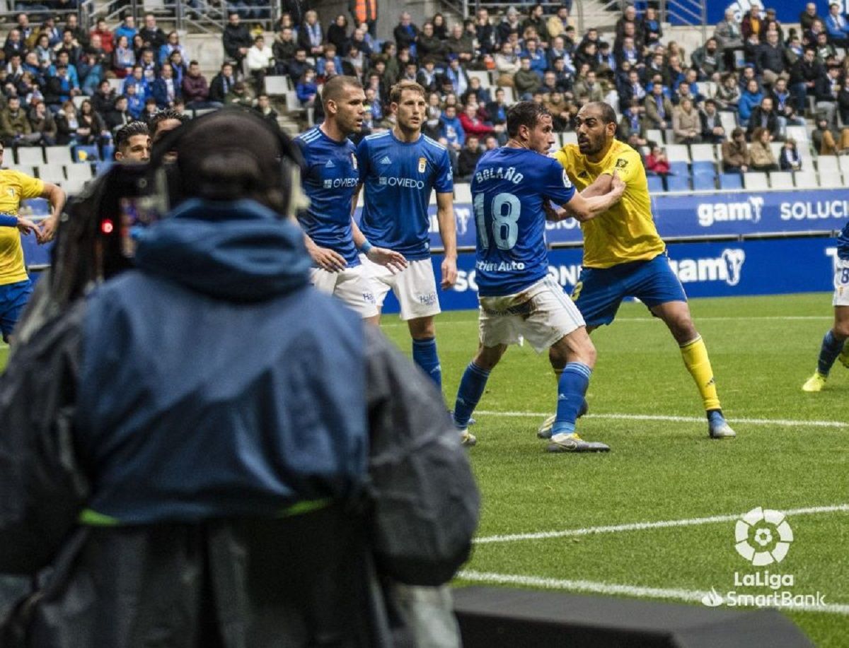  Forcejeo entre Christian y Fali en el área.