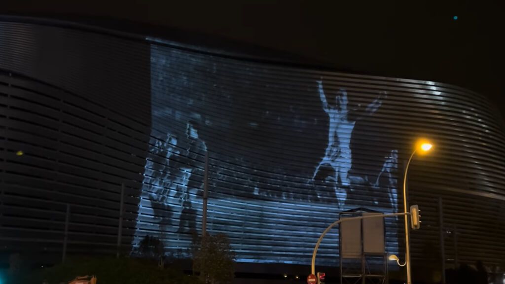  Alfredo Di Stéfano en la fachada del Bernabéu (RealMadrid1902)