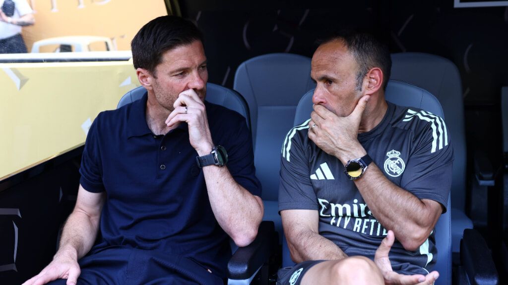 Xabi Alonso hablando con su staff (Cordon Press)