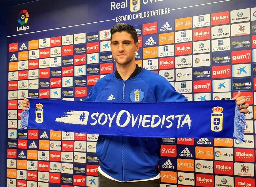 Simone Grippo en la presentación como jugador del oviedo..
