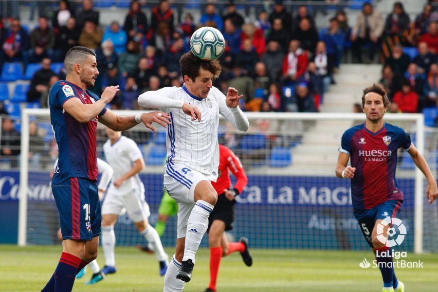  Un lance del Huesca-Real Oviedo.
