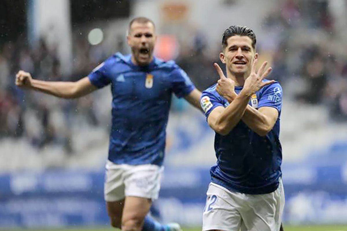 Juanjo Nieto celebra su gol al Rayo, que supuso el primero del Oviedo.