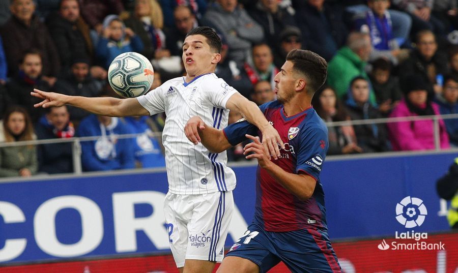  Juanjo Nieto controla un balón en el Huesca-Real Oviedo.