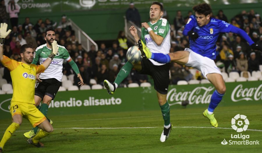 Marco Sangalli, en un lance del Racing-Real Oviedo.