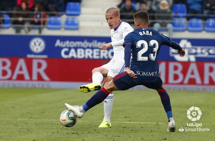 Lolo González pelea por un balón en el Huesca-Real Oviedo.