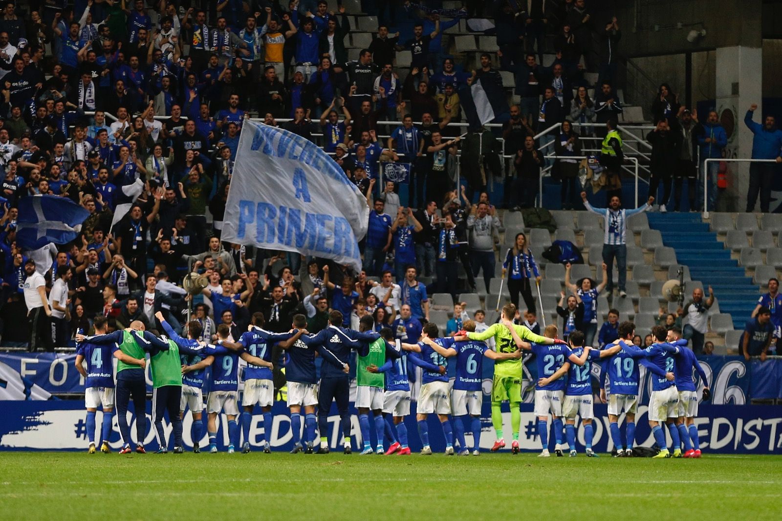  Los jugadores del Oviedo agradecen a la afición su apoyo ante el Albacete.