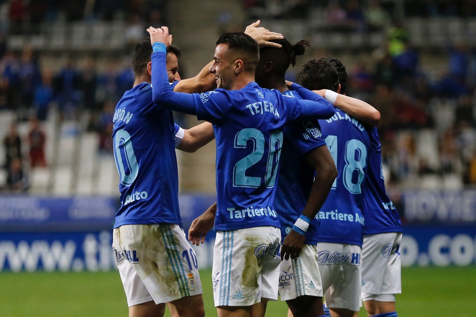 Los jugadores del Oviedo celebran el gol al Albacete.