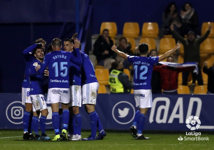  Los jugadores del Real Oviedo celebran el tercer gol de Bárcenas en Alcorcón.