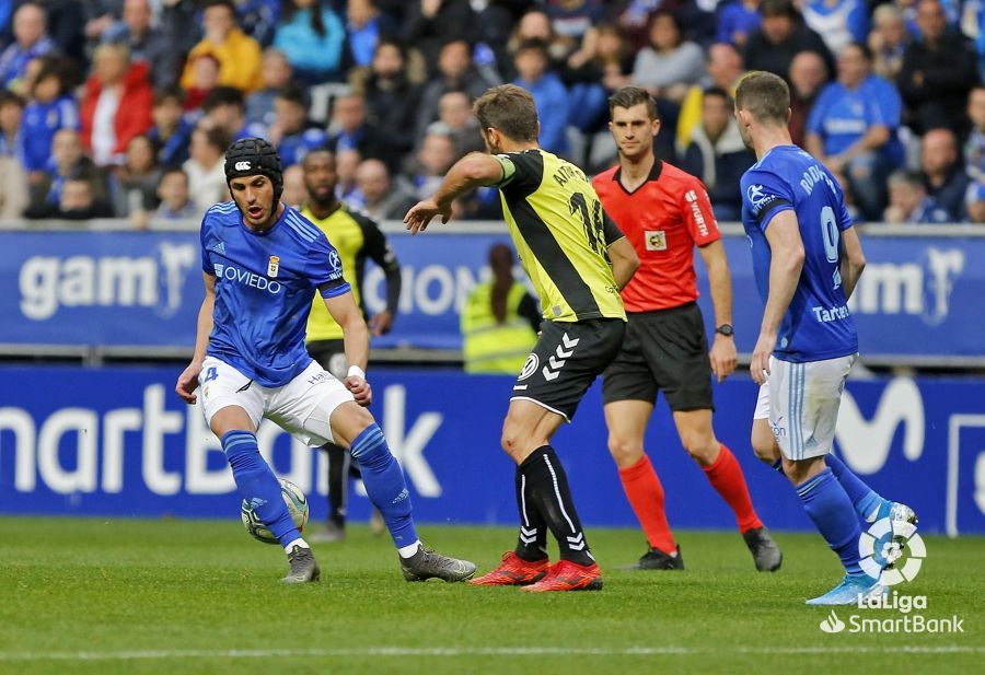  Luismi controla el balón durante el Oviedo-Tenerife.