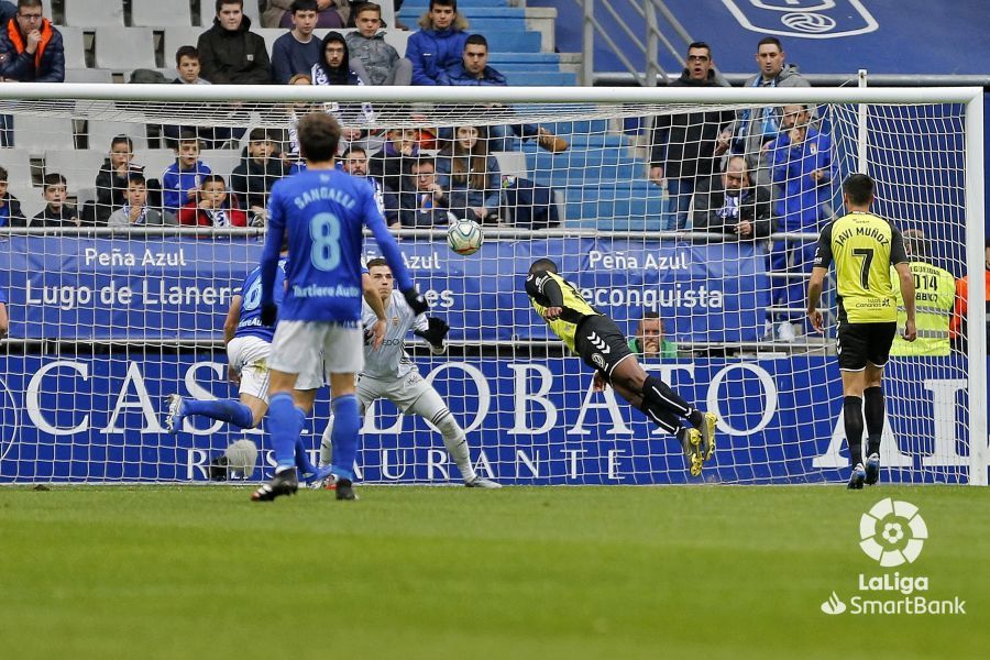 Lunin atrapa el cabezazo de Moore durante el Oviedo-Tenerife.
