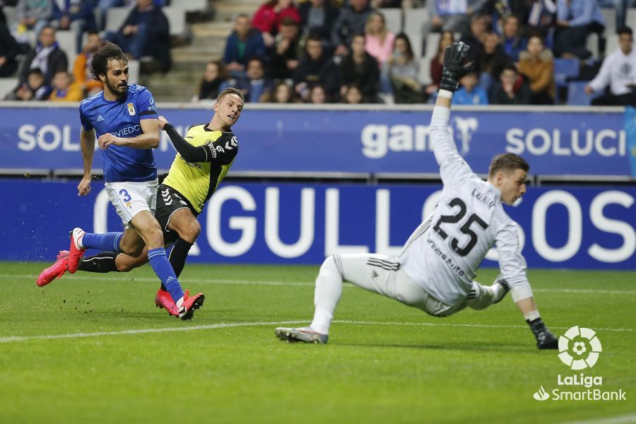  Lunin, durante un lance del Oviedo-Tenerife.