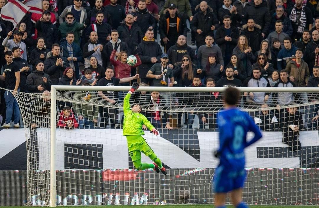 Lunin, en una intervención contra el Rayo Vallecano..