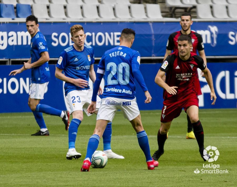  Mossa y Sergio Tejera, durante el Real Oviedo-Mirandés.