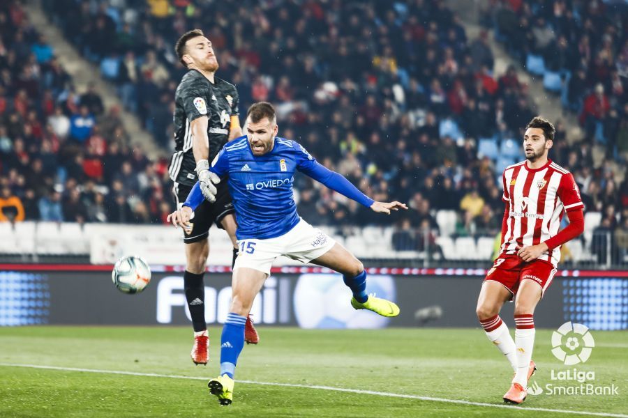 Ortuño, en un remate de cabeza ante el meta almeriense.