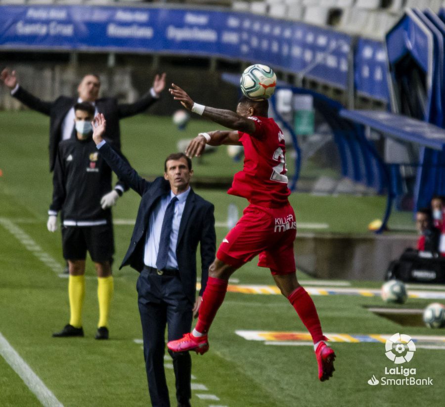  Ziganda da instrucciones durante el Real OViedo-Fuenlabrada.