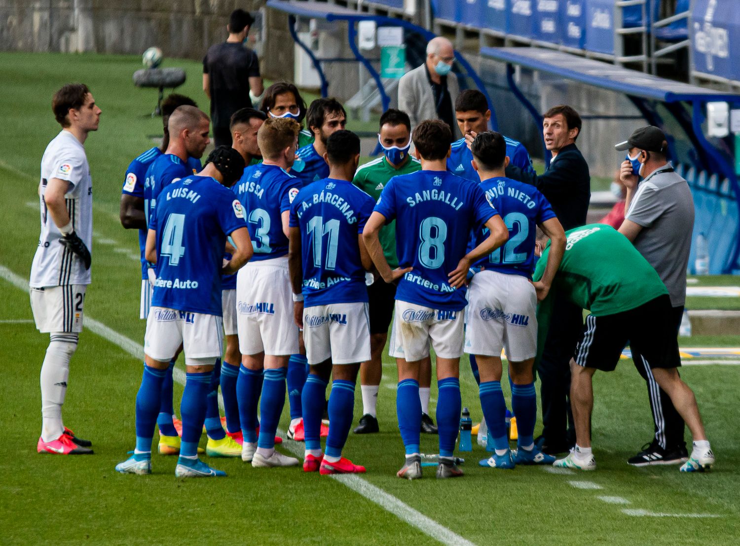  Ziganda le da instrucciones a los suyos durante la charla de hidratación en el Oviedo-Racing.