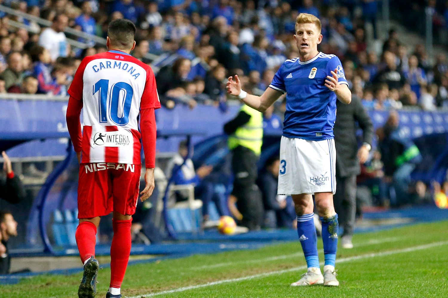  Mossa y Carmona, en el Real Oviedo-Sporting de la primera vuelta en el Tartiere.