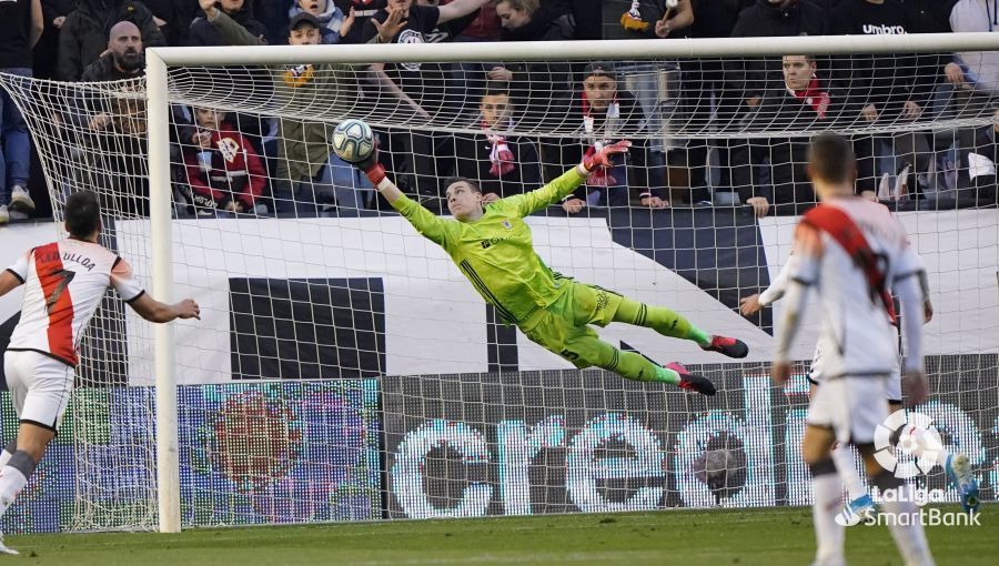 Paradón de Lunin tras un remate de cabeza del Rayo.