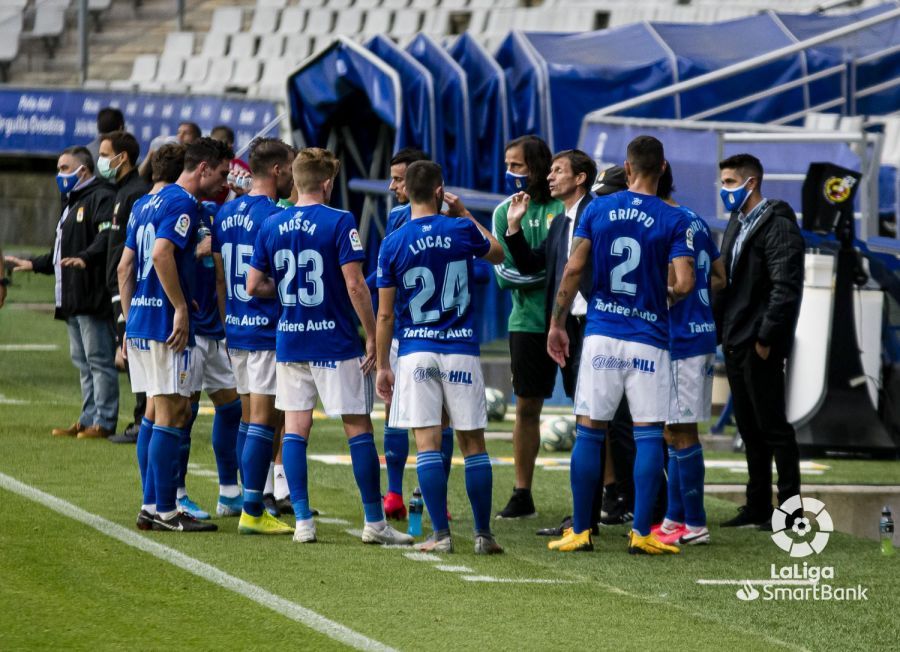  Pausa para la hidratación en la primera parte del Real Oviedo-Mirandes.