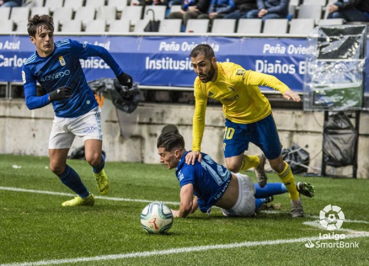  Perea intenta zafarse de la presión de Juanjo Nieto.
