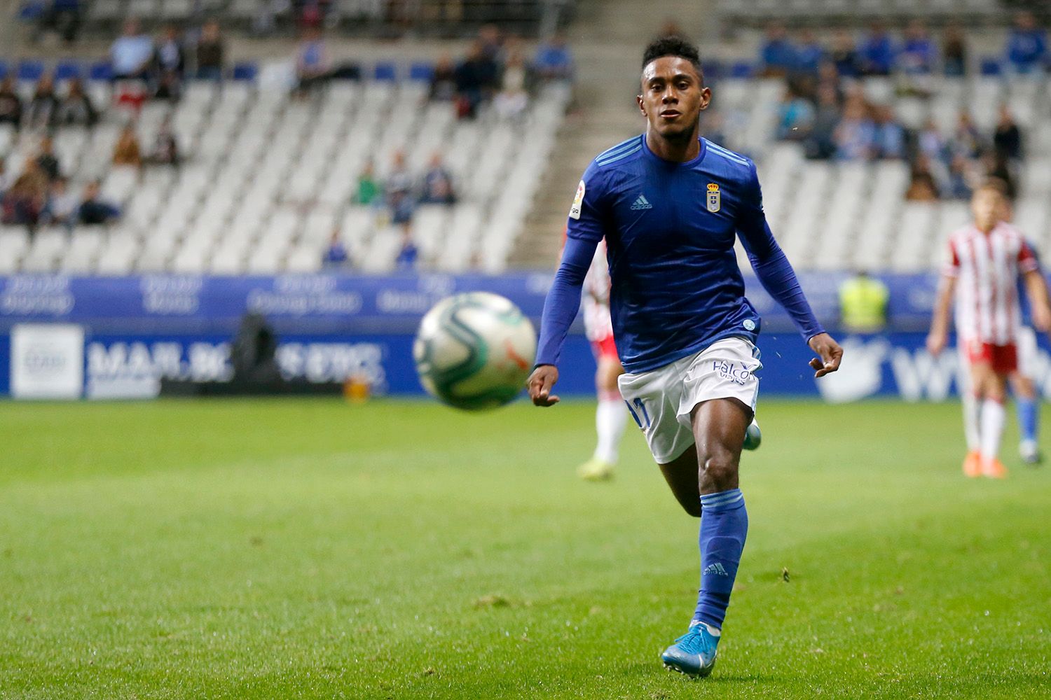  Bárcenas persigue la pelota durante el Oviedo-Almería.
