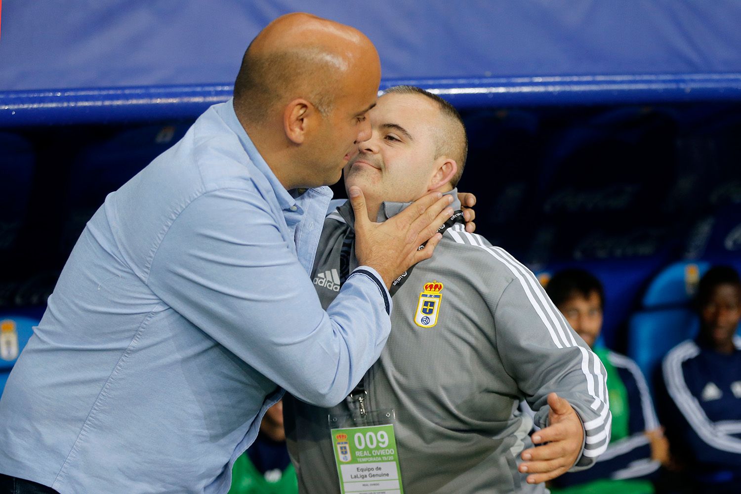  Rozada, con un jugador del Real Oviedo de LaLiga Genuine antes de jugar contra el Almería.