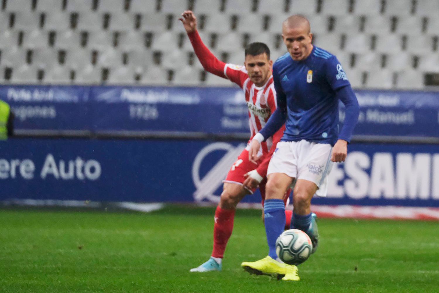  Lolo envía un pase en el partido contra el Girona.