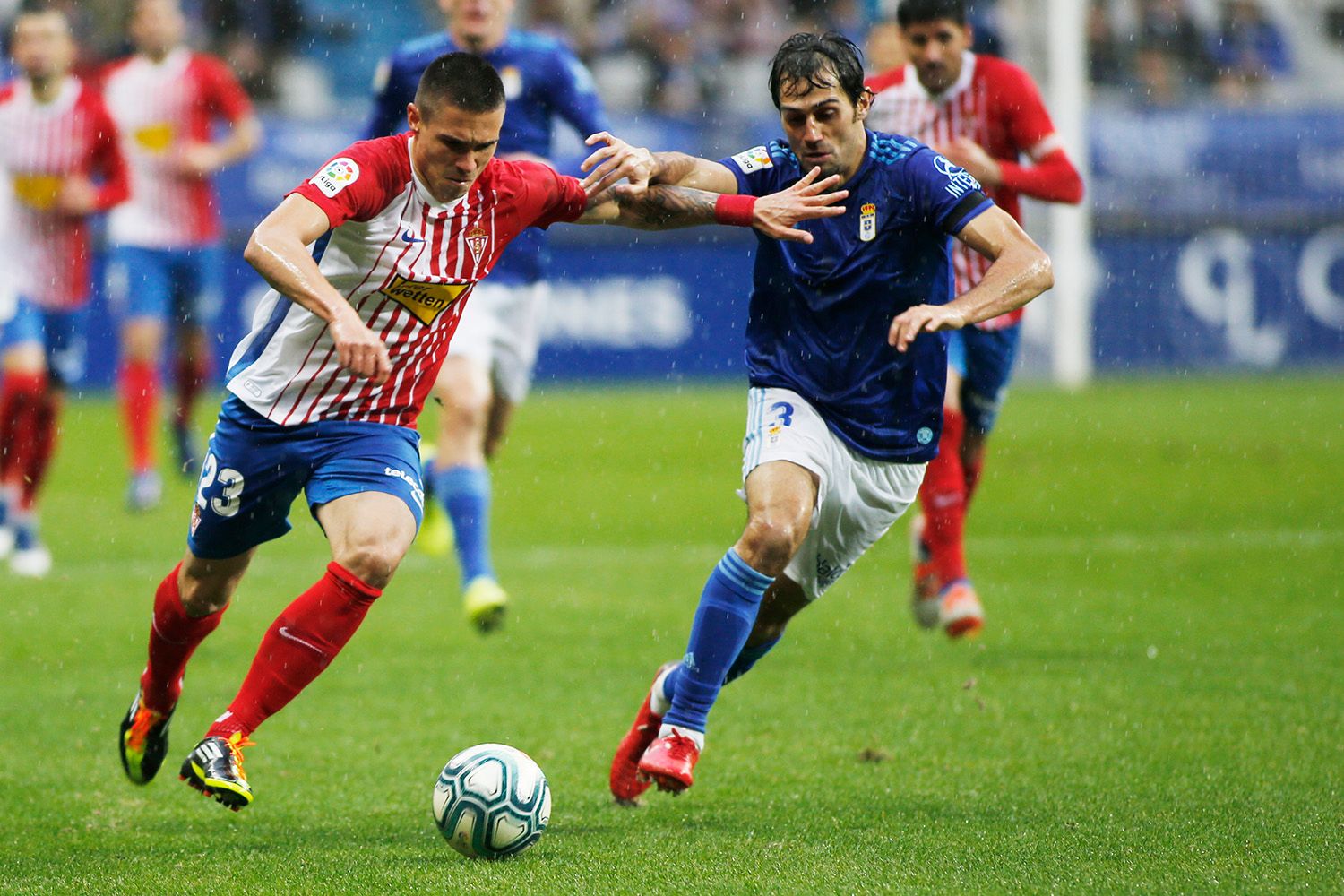  Alejandro Arribas y Djurjevic pugnan por un esférico en el derbi de la primera vuelta en el Tartiere.