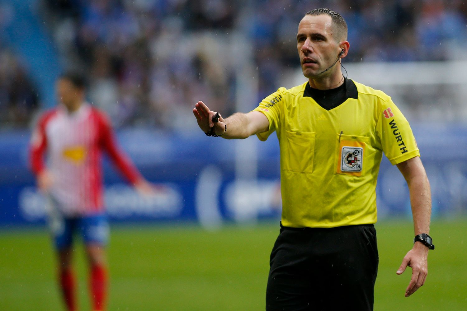  El árbitro Gorostegui Fernández, en el derbi asturiano.