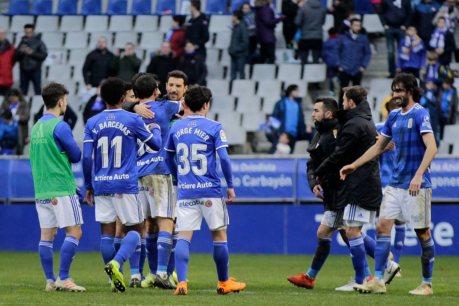  Jugadores del Real Oviedo celebran la vistoria de la pasada temporada ante el Cádiz.