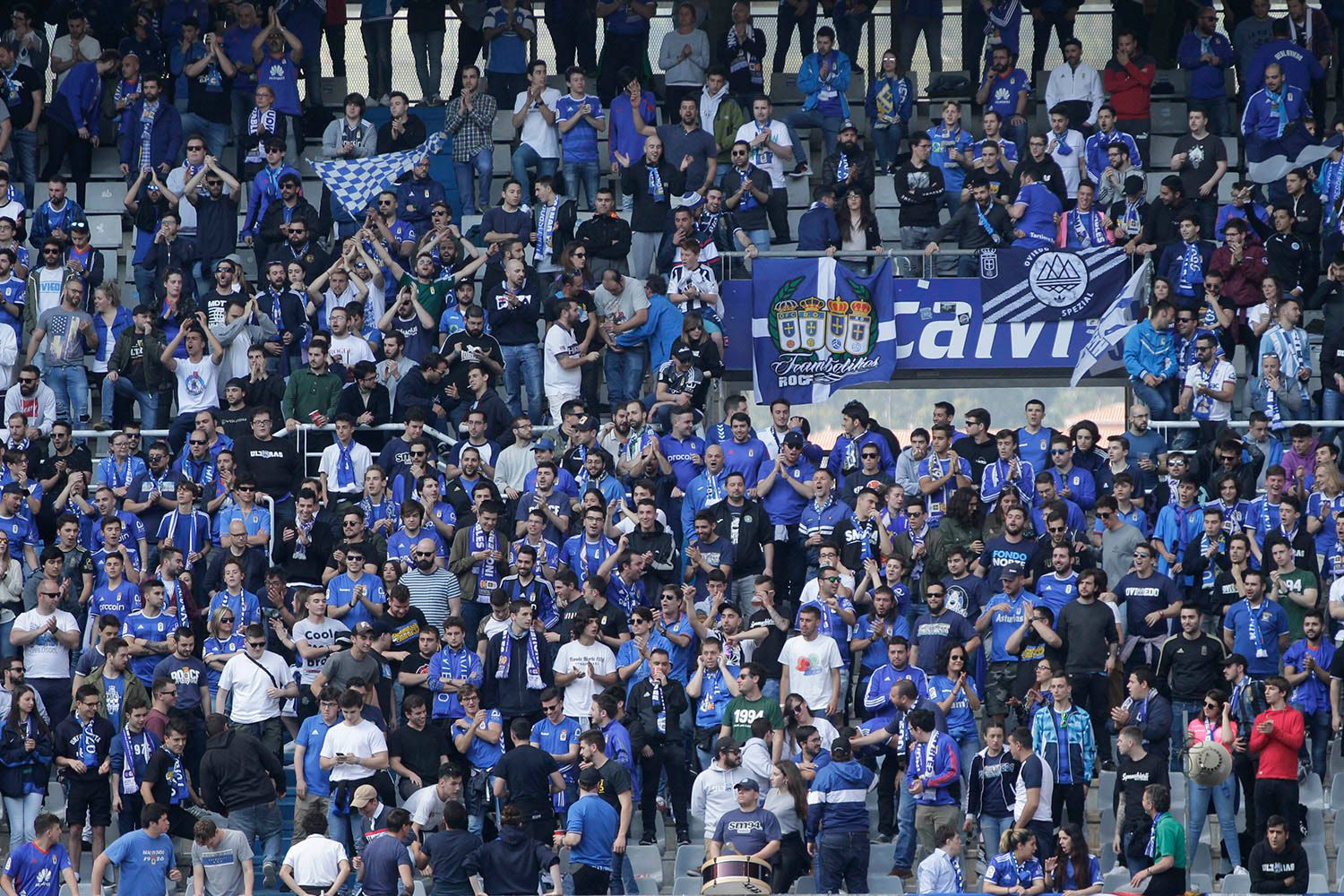  Aficionados del Real Oviedo en el Carlos Tartiere.