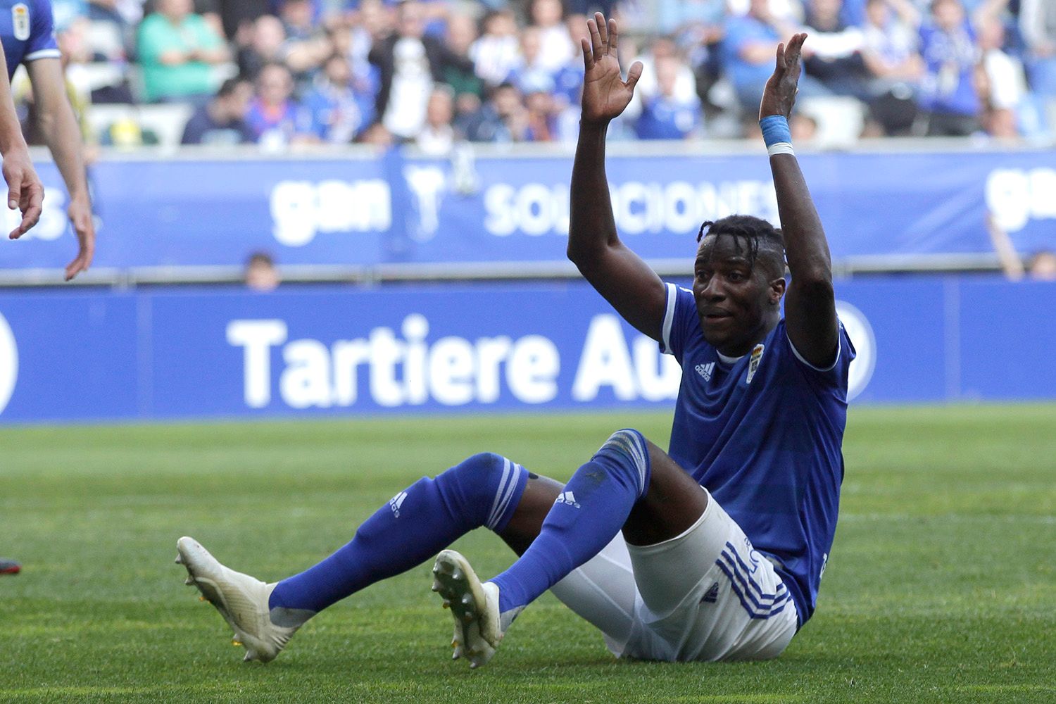 Ibra reclama al árbitro una acción en el Real Oviedo-Córdoba.