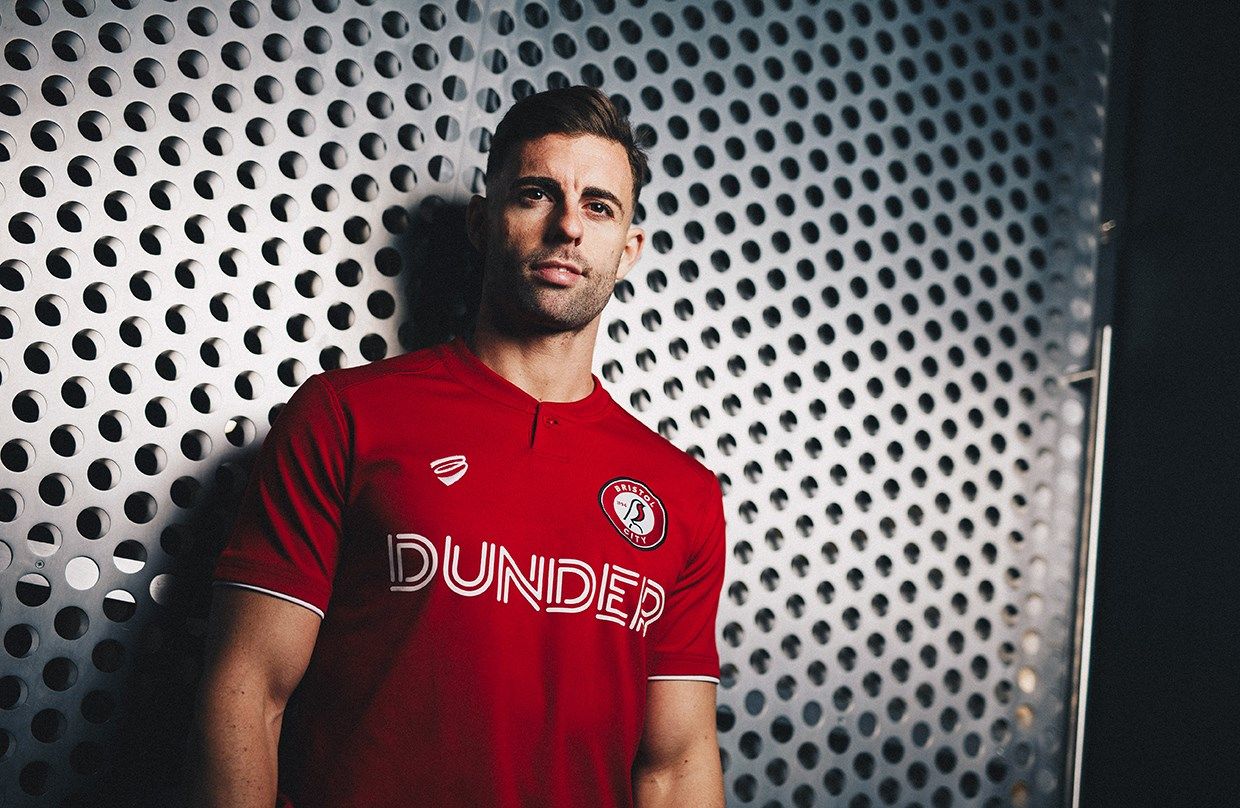  Rodri Ríos posa con la camiseta del Bristol City.