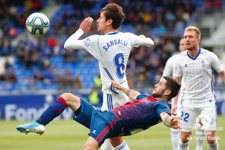  Marco Sangalli pelea por un balón aéreo en el Huesca-Real Oviedo.