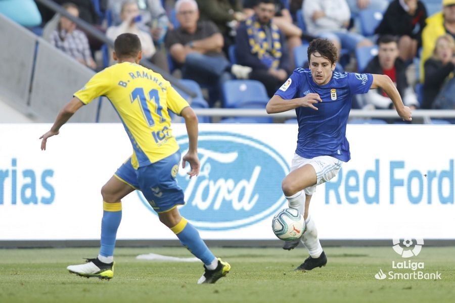  Sangalli intenta progresar con el esférico en Gran Canaria.