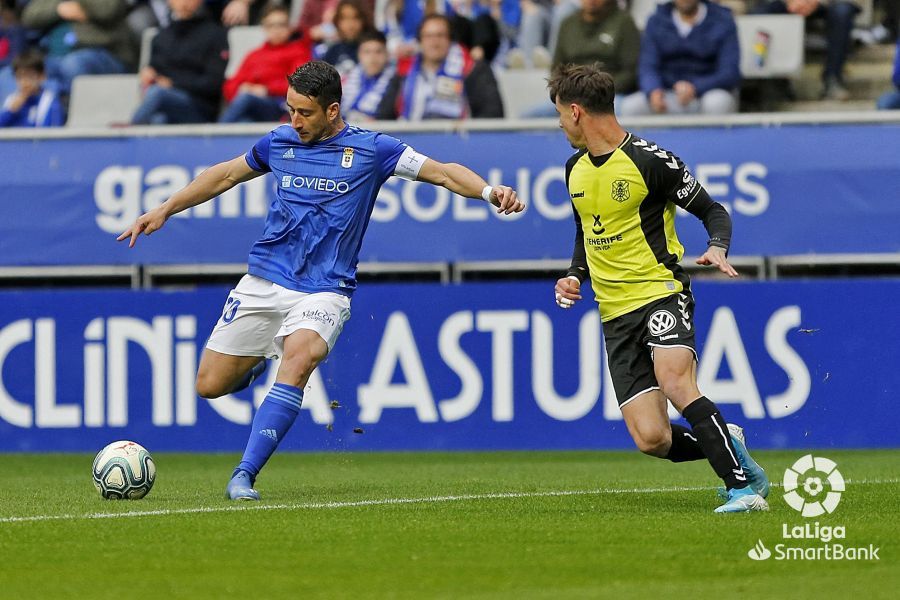Saúl Berjón arma un disparo durante el Oviedo-Tenerife.