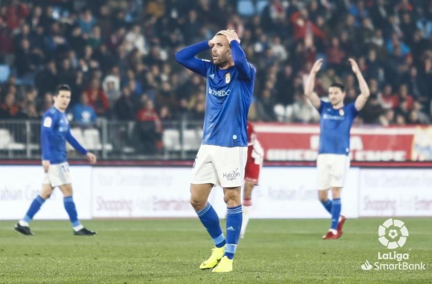 Ortuño se lamenta por la ocasión fallada en el Almería - Oviedo.